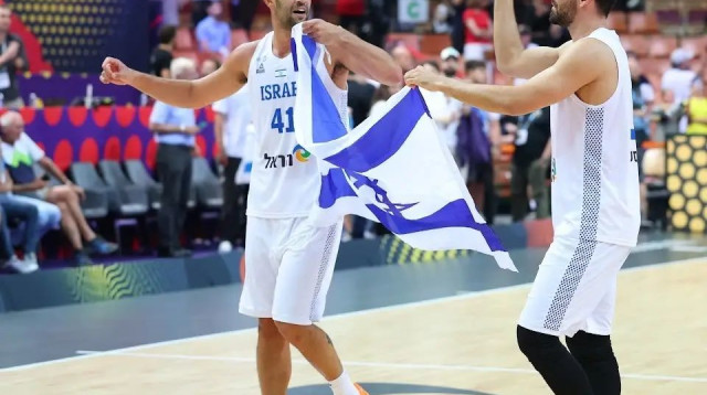 שחקני נבחרת ישראל בכדורסל, תומר גינת, רפי מנקו (צילום: אודי ציטיאט)