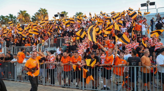 אוהדי בני יהודה באצטדיו המחודש בשכונת התקווה (צילום: קובי אליהו)