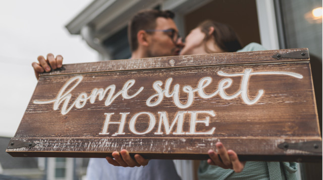 שלט כניסה לבית (צילום: קאנבה)