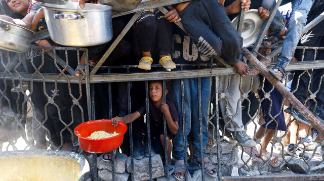 חלוקת מזון בעזה (צילום: רויטרס)