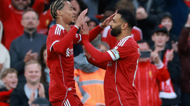 מוחמד סלאח עם הוגו אקיטיקה שחקני ליברפול חוגגים (צילום: רויטרס)