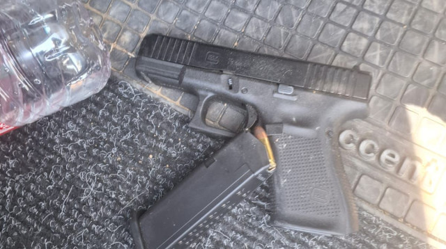 אקדח שנתפס בזירת הירי בחורה (צילום: משטרת ישראל)