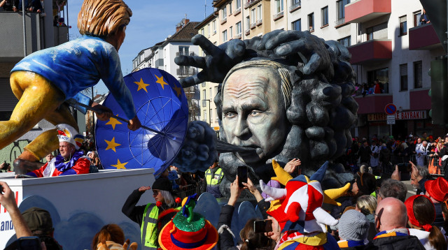 פסל של פוטין ואורסולה פון דר לין (צילום: רויטרס)