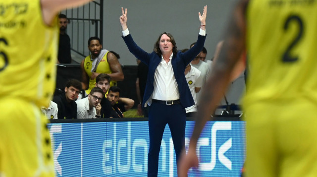 עידן אבשלום מאמן אליצור נתניה (צילום: ברני ארדוב)