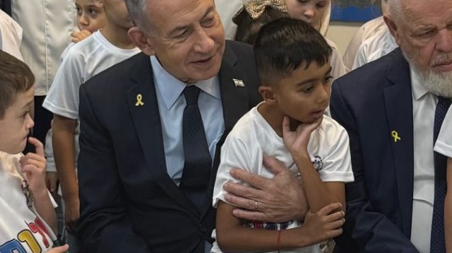 נתניהו עם ילדי כיתה א' ביום הראשון לימודים (צילום: לע"מ)