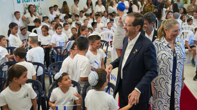יצחק ומיכל הרצוג בפתיחת שנת הלימודים בקריית שמונה (צילום: אייל מרגולין פלאש 90)