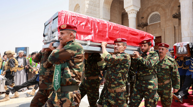 הלוויית הבכירים החות'ים (צילום: רויטרס)