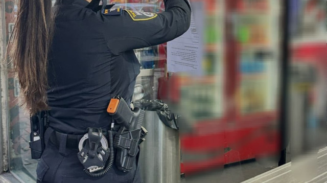 תיעוד מסגירת המסעדה בתל אביב (צילום: דוברות המשטרה)