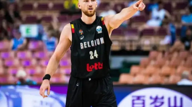 מפרגן ליריבה. אנדי ואן וליט (צילום: אתר רשמי, אתר פיב"א)