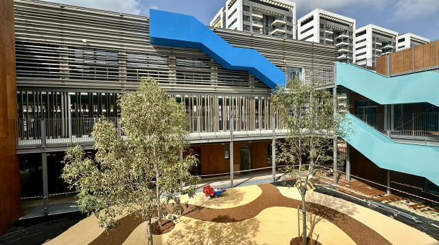 החצר המרכזית של בית ספר "אדם" (צילום: באדיבות "קיסלוב קיי אדריכלים"   )