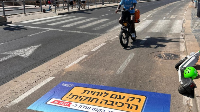 מדבקות על שבילי אופניים מרכזיים בתל אביב (צילום: דוברות עיריית תל אביב יפו)