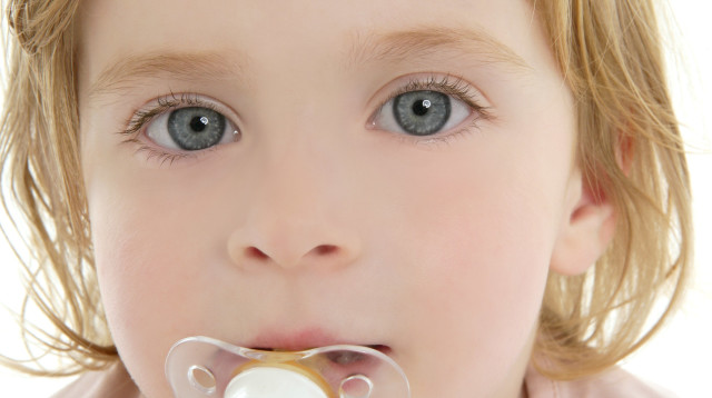 ילדה עם מוצץ (צילום: אינגאימג')