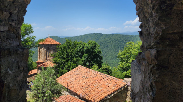 חצר מנזר נקראסי. מעבר למבנים ההיסטוריים (צילום: עמרי גלפרין)