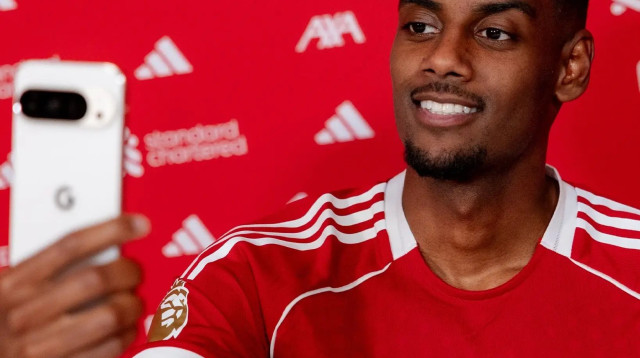 אלכסנדר איסק, חלוצה החדש של ליברפול (צילום: אתר רשמי, LFC)