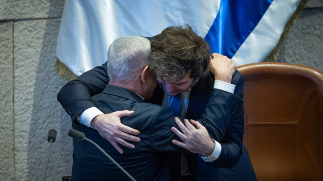 חאבייר מיליי ובנימין נתניהו בכנסת ישראל (צילום: Yonatan Sindel/Flash90)