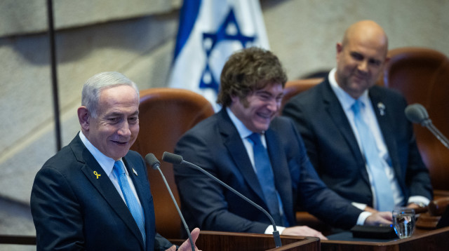 חאבייר מיליי ובנימין נתניהו בכנסת ישראל (צילום: Yonatan Sindel/Flash90)