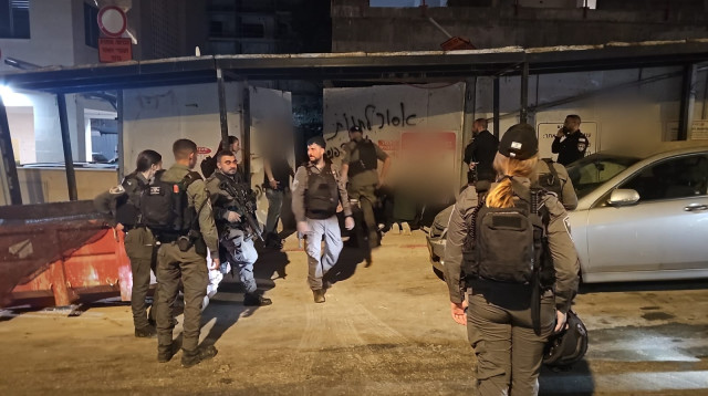 פשיטה על אתר בנייה ברחוב המעורר בגבעתיים (צילום: דוברות המשטרה)