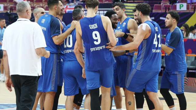 שחקני נבחרת ישראל חוגגים (צילום: אודי ציטיאט)