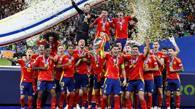 נבחרת ספרד לאחר הזכייה ביורו (צילום: Richard Sellers/Allstar)