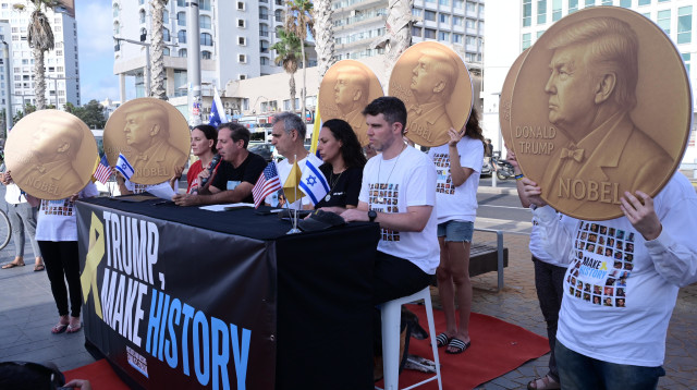 הצהרת משפחות חטופים מול שגרירות ארצות הברית (צילום: אבשלום ששוני)