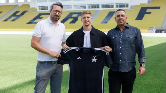 ליאם חרמש עם אביו וסוכנו בטירספול (צילום: מערכת וואלה, אופיר סער)