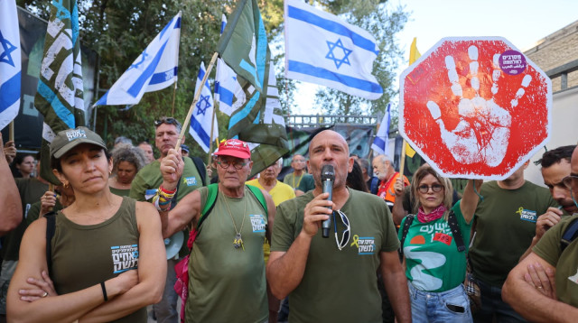 מחאה אחים לנשק מול ביתו של רון דרמר (צילום: מארק ישראל סלם)