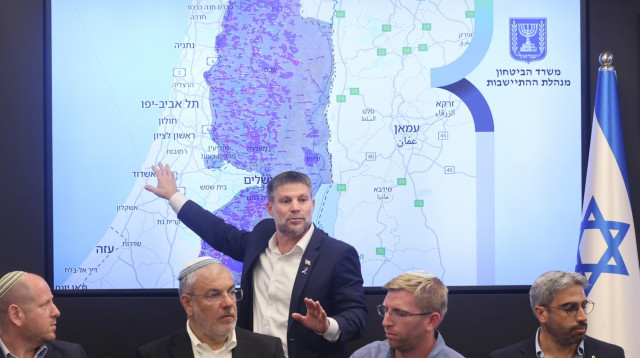 בצלאל סמוטריץ' במסיבת העיתונאים (צילום: מרק ישראל סלם)