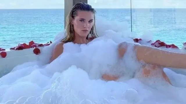 אלישה ניומן קופצת במוט קנדית (צילום: תיעוד ברשתות חברתיות לפי סעיף 27 א' לחוק זכויות יו)