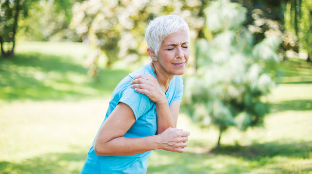 כאבים בככתף. אילוסטרציה (צילום: אינגאימג')