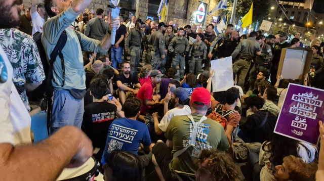 חסימת הרכבת הקלה בירושלים ביום העצירה השלישי (צילום: צור שיזף)