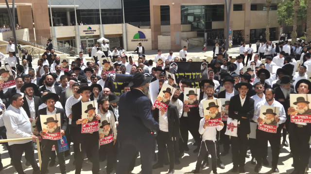 הפגנת תמיכה ברב אברג’יל החשוד בעבירות מין (צילום: ללא קרדיט)