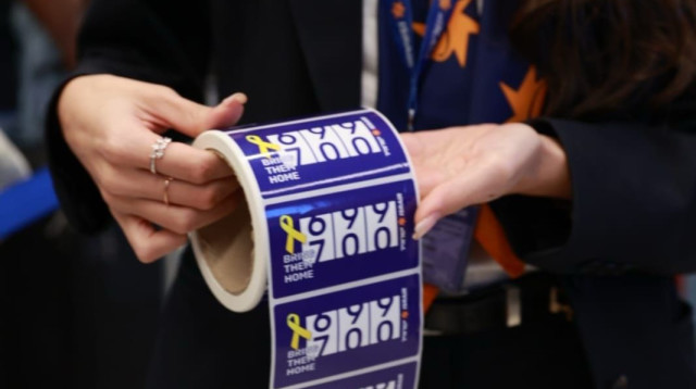 מדבקות שיחוקו לנוסעי ישראייר (צילום: בן עמי קרן)