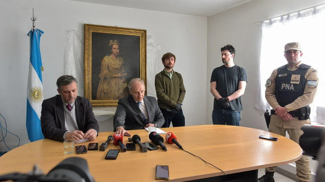 דניאל אדלר במסיבת העיתונאים לצד היצירה (צילום: STRINGER/AFP via Getty Images)