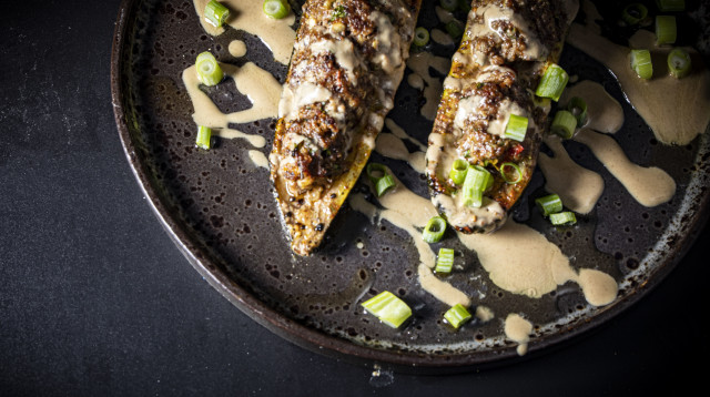 זוקיני במילוי בשר טחון ברוטב טחינה (צילום: איתי סליקטר)