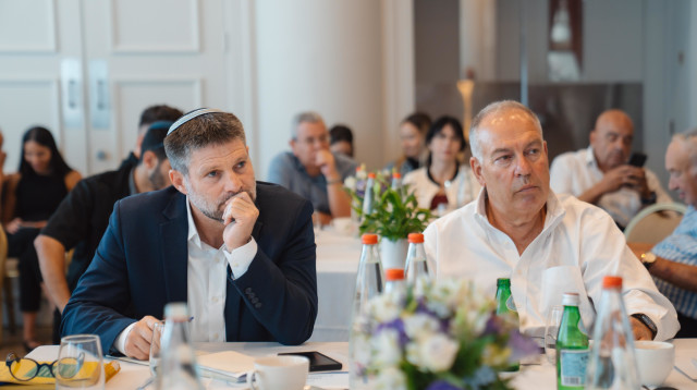 בצלאל סמוטריץ', דובי אמיתי (צילום: איתי קדם, נשיאות המגזר העסקי)