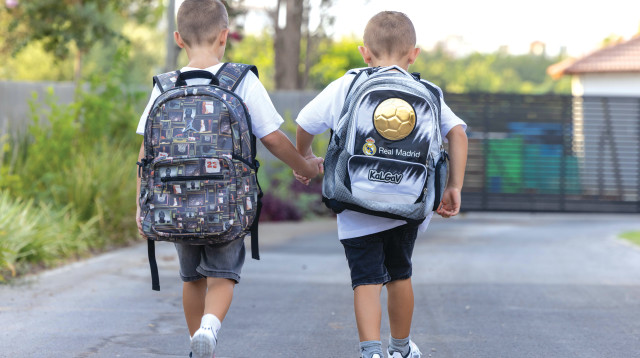 ילדים בדרך לבית הספר (צילום: אבשלום ששוני)