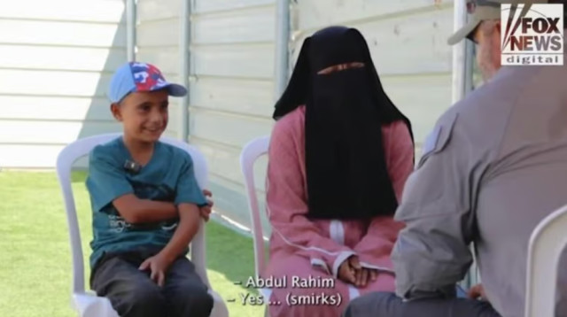  הילד העזתי עבד א-רחים מוחמד חמדאן לצד אימו בריאיון ל"פוקס ניוז" (צילום: פוקס ניוז)