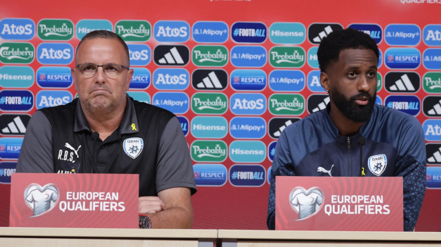 אלי דסה קפטן נבחרת ישראל לצד המאמן רן בן שמעון (צילום: אודי ציטיאט)