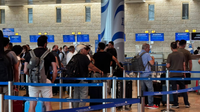 ישראלים בנתב"ג (צילום: דן עזרא)