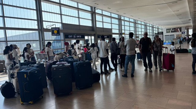 ישראלים בנתב"ג (צילום: דן עזרא)