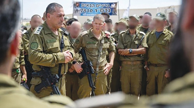 הרמטכ"ל אייל זמיר עם חיילי המילואים (צילום: דובר צהל)