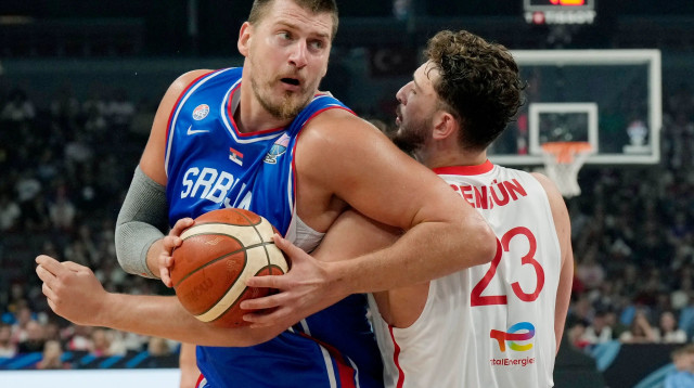 שחקן נבחרת סרביה, ניקולה יוקיץ', מול שחקן נבחרת טורקיה, אלפרן שנגון (צילום: רויטרס)