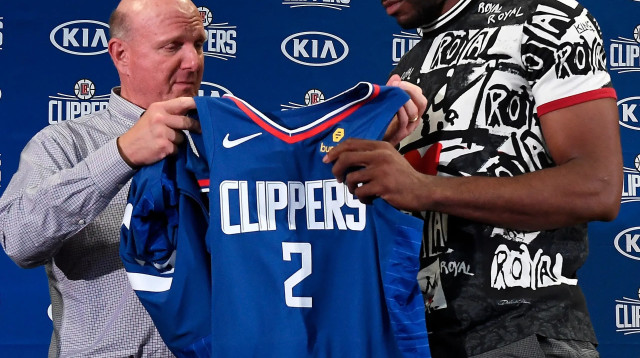 הבעלים של לוס אנג'ס קליפרס סטיב באלמר במהלך הצגתו של קוואי לאונרד (צילום: GettyImages)