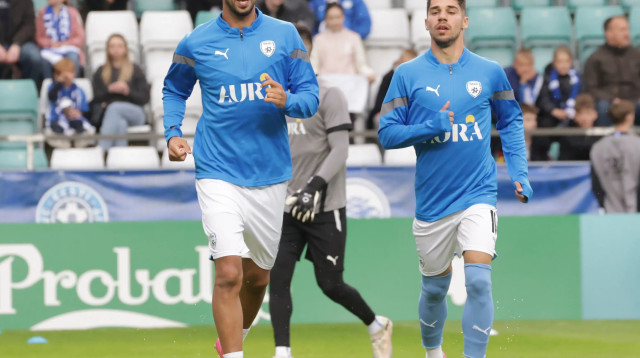 מנור סולומון, אליאל פרץ שחקני נבחרת ישראל בחימום (צילום: אודי ציטיאט)