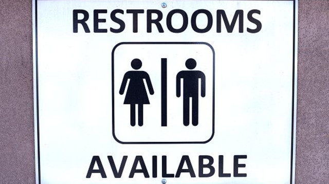 כניסה לשירותים ציבוריים (צילום: Robert Alexander)