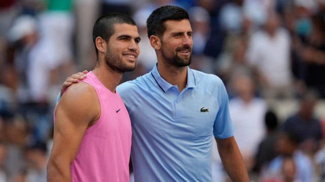 נובאק ג'וקוביץ' טניסאי סרבי עם קרלוס אלקראס טניסאי ספרדי, חצי גמר אליפות ארה"ב הפתוחה (צילום: רויטרס)