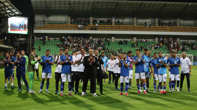 שחקני נבחרת ישראל והצוות המקצועי חוגגים אחרי הניצחון במולדובה (צילום: רויטרס)