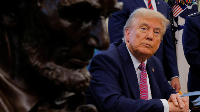 דונלד טראמפ בחדר הסגלגל (צילום: REUTERS/Brian Snyder)