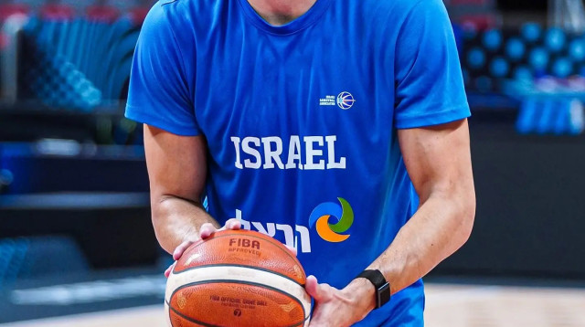 איתי שגב שחקן נבחרת ישראל באימון (צילום: אתר רשמי, איגוד הכדורסל)