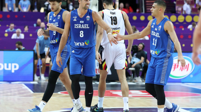 ים מדר, דני אבדיה, רומן סורקין שחקני נבחרת ישראל (צילום: אודי ציטיאט)